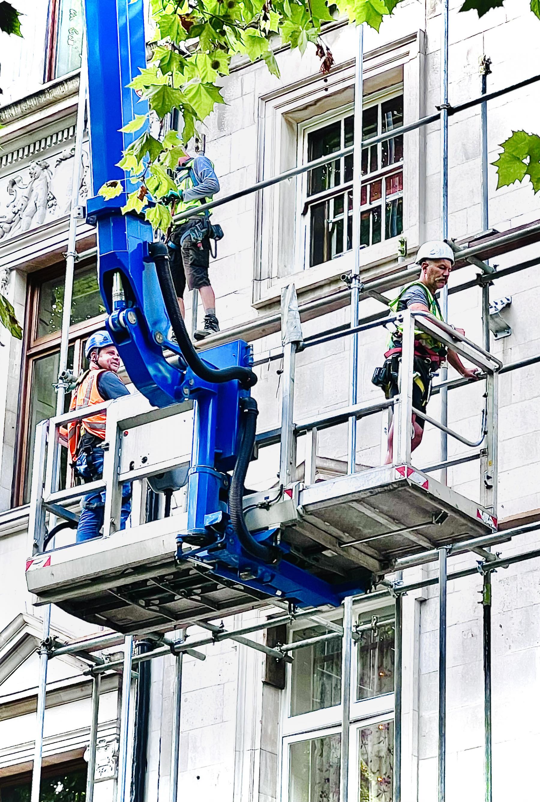 Scaffolder in extendable cage with 600kg capacity Jungle Party Facade